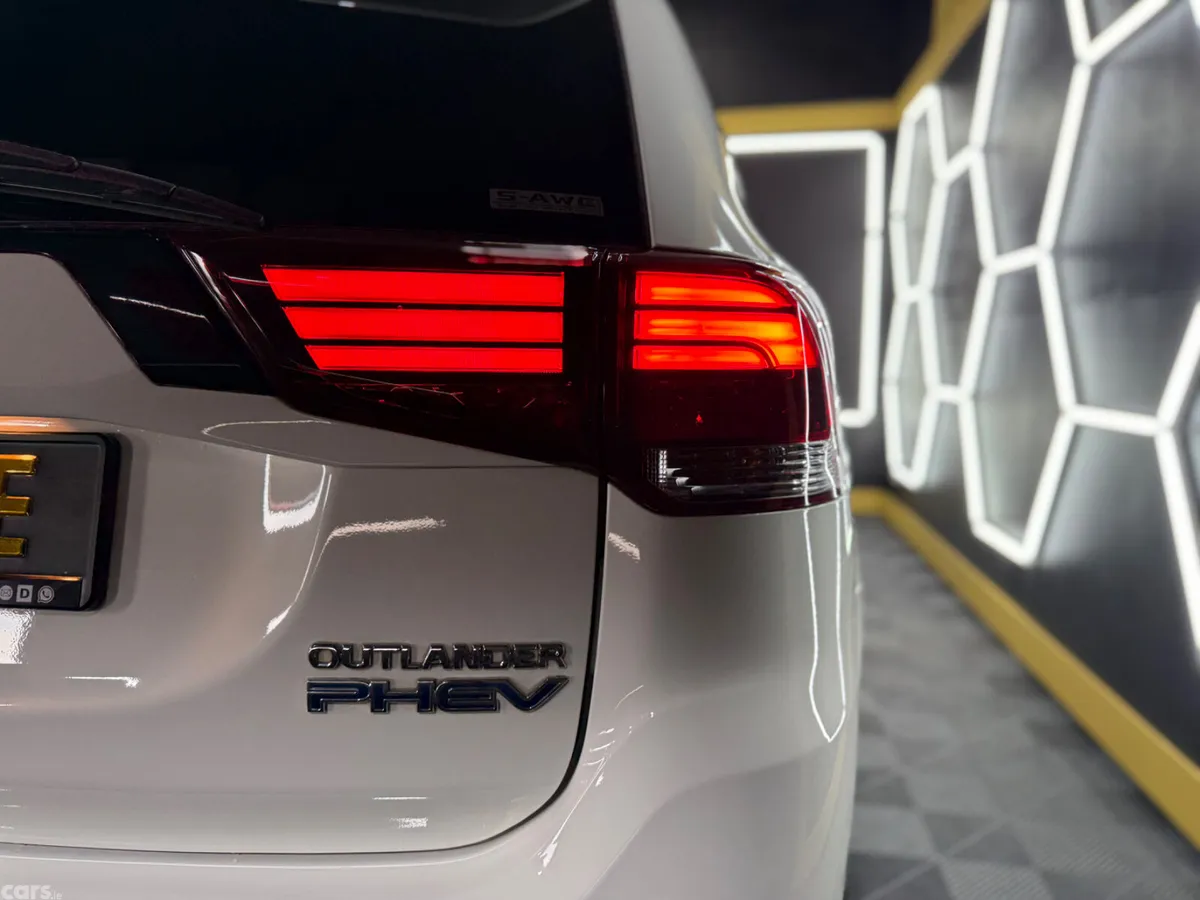 Mitsubishi Outlander SUV, Petrol Plug-in Hybrid, 2019, White