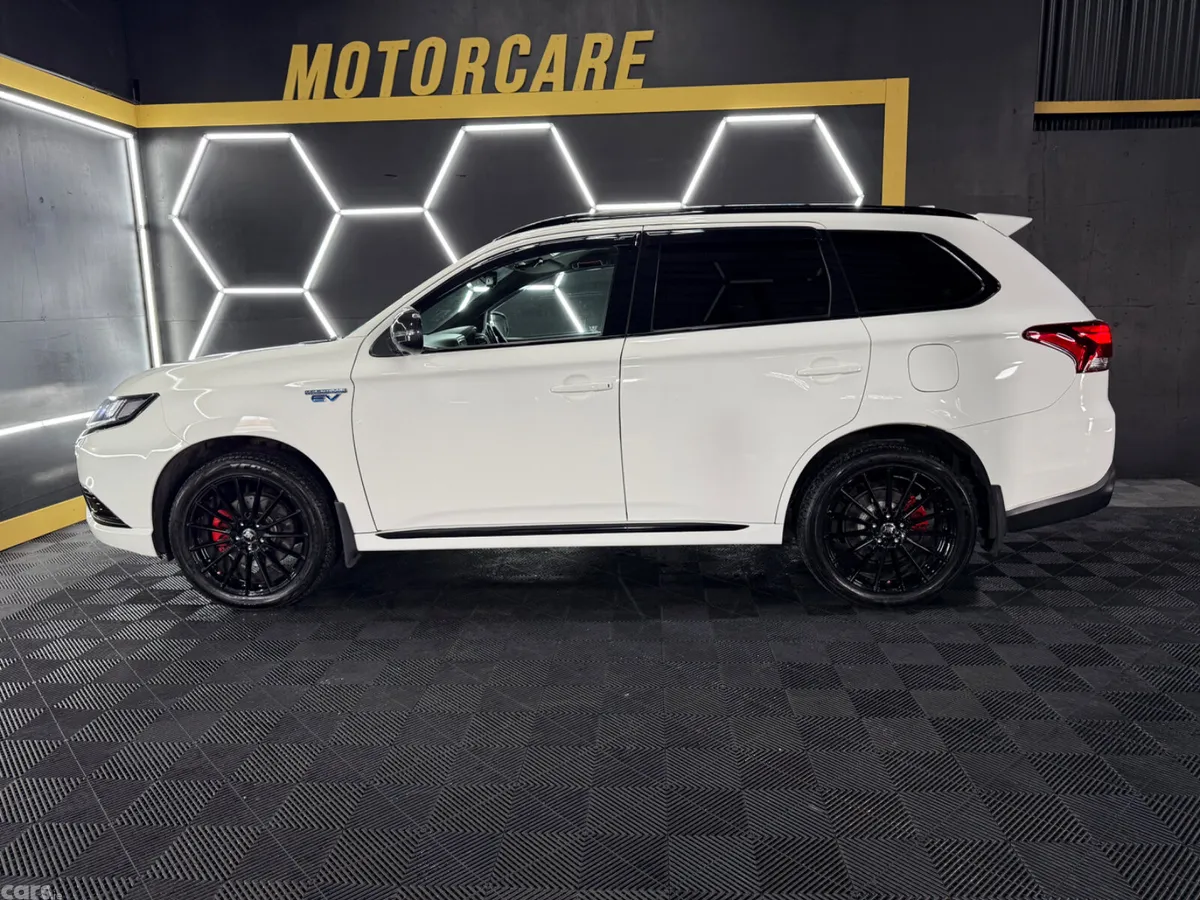 Mitsubishi Outlander SUV, Petrol Plug-in Hybrid, 2019, White