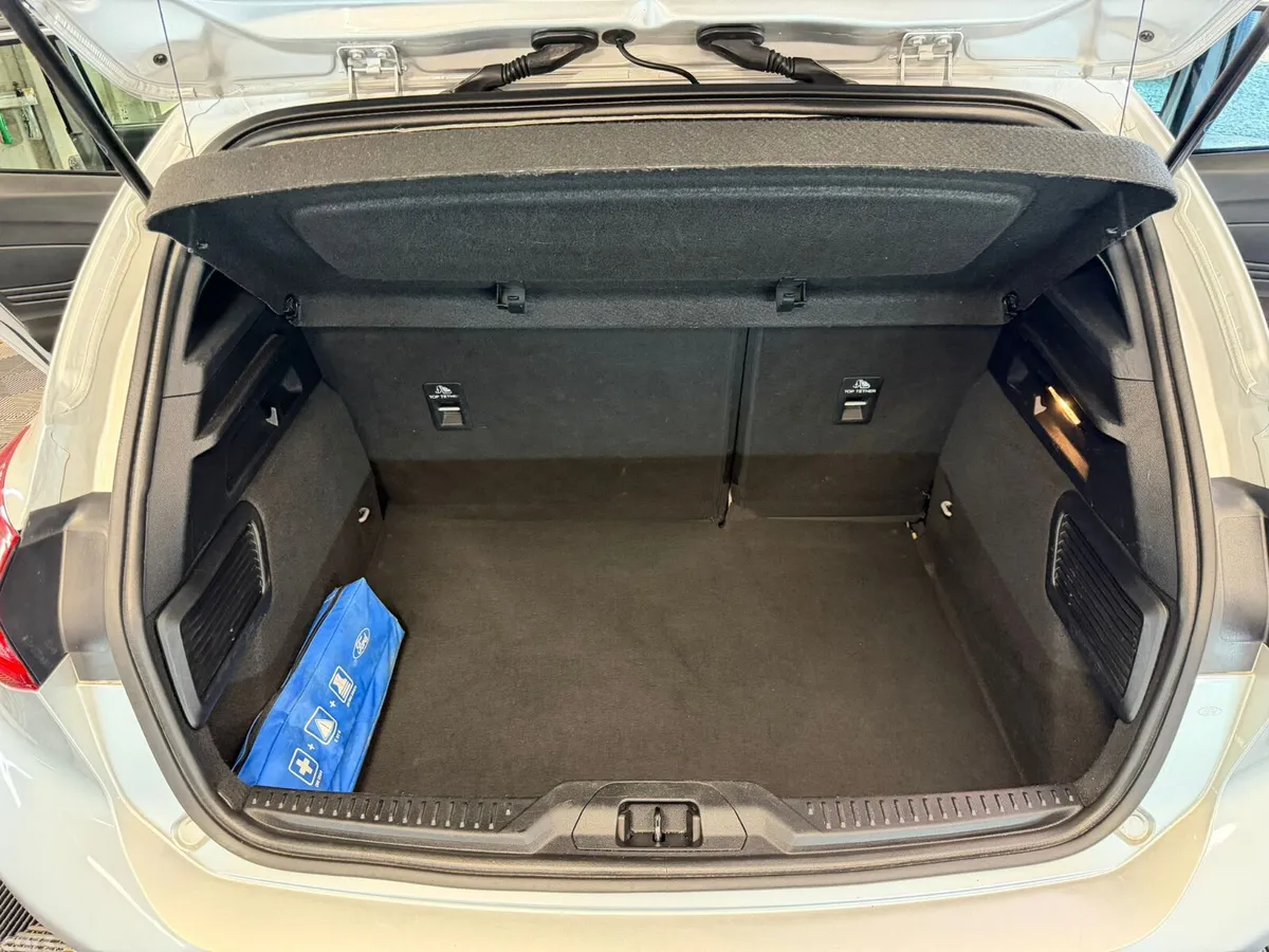 Ford Focus Hatchback, Diesel, 2022, Grey