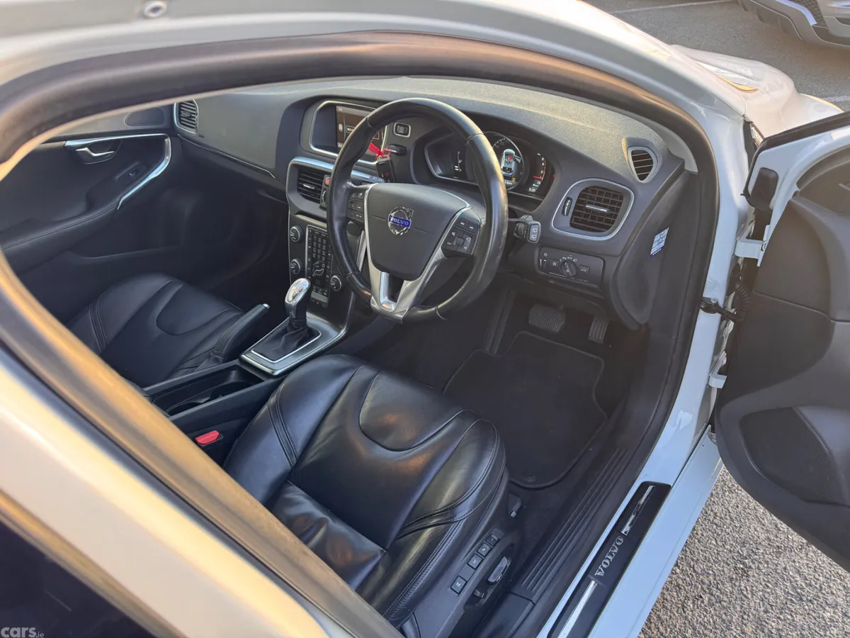 Volvo V40 Hatchback, Petrol, 2013, White
