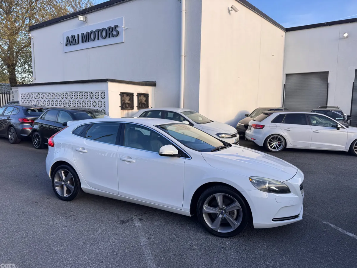 Volvo V40 Hatchback, Petrol, 2013, White