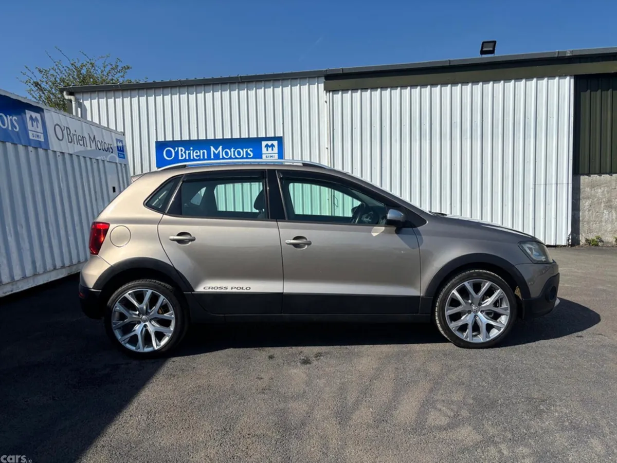 Volkswagen Polo MPV, Petrol, 2014, Gold