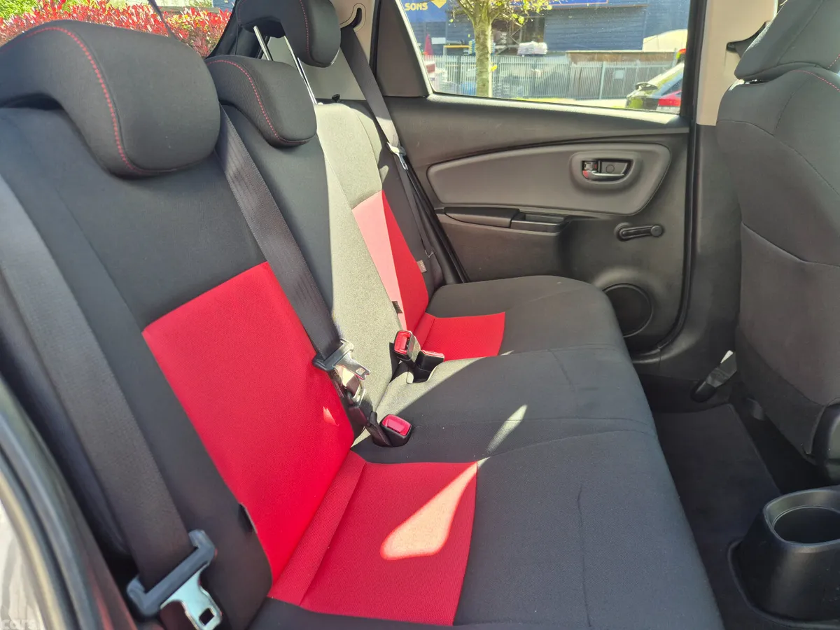 Toyota Yaris Hatchback, Petrol, 2014, Grey