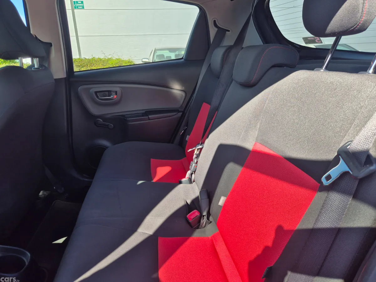 Toyota Yaris Hatchback, Petrol, 2014, Grey