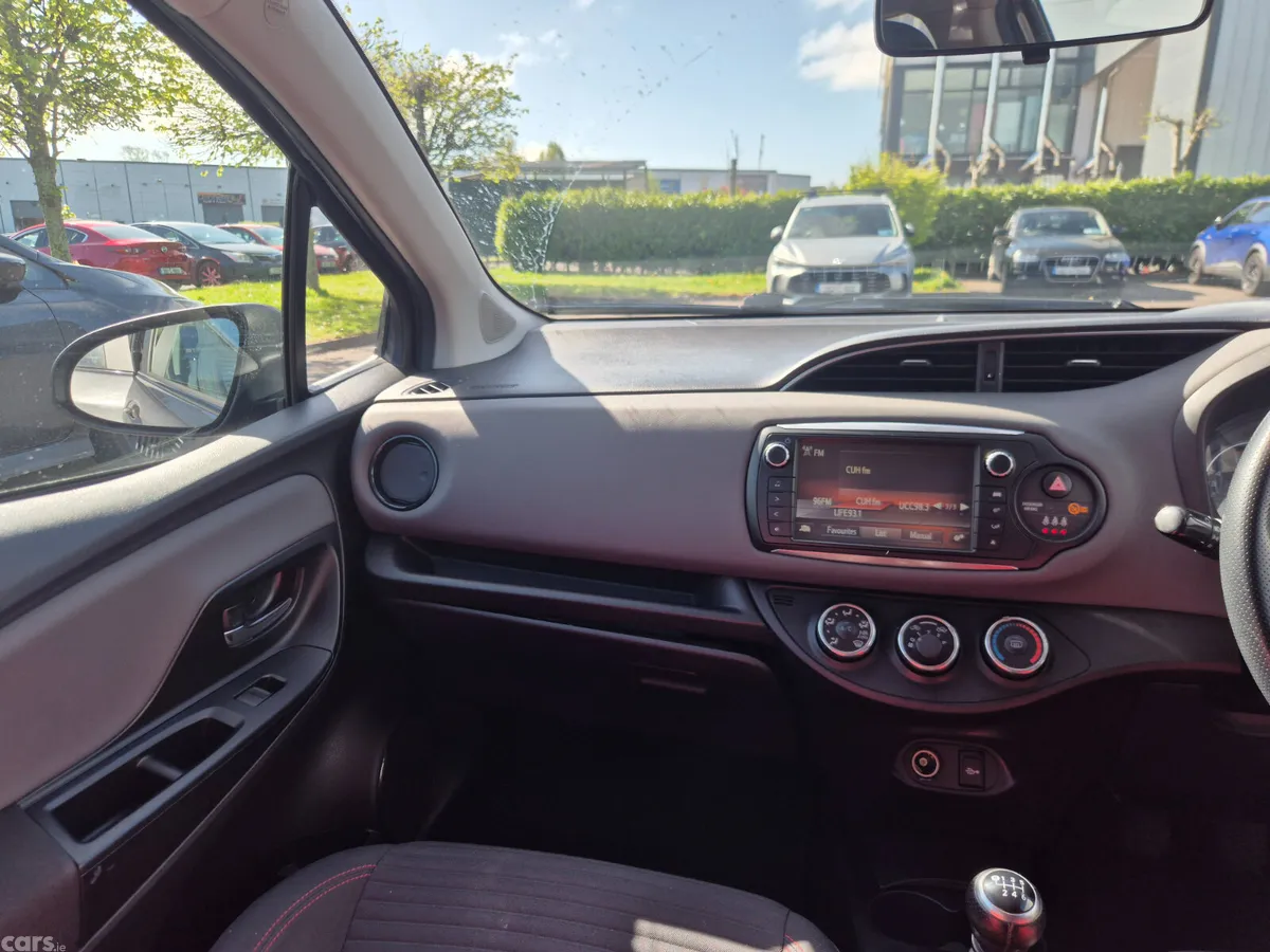Toyota Yaris Hatchback, Petrol, 2014, Grey