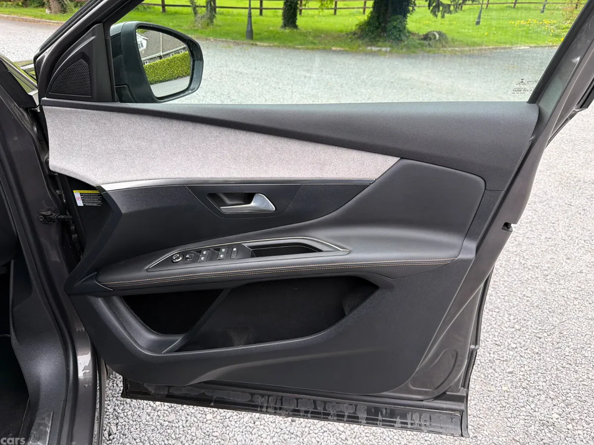 Peugeot 3008 MPV, Petrol, 2022, Grey