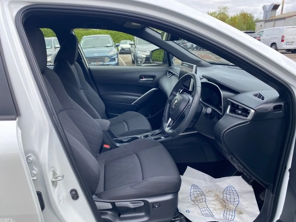 Toyota Corolla Cross Hatchback, Petrol Hybrid, 2024, White