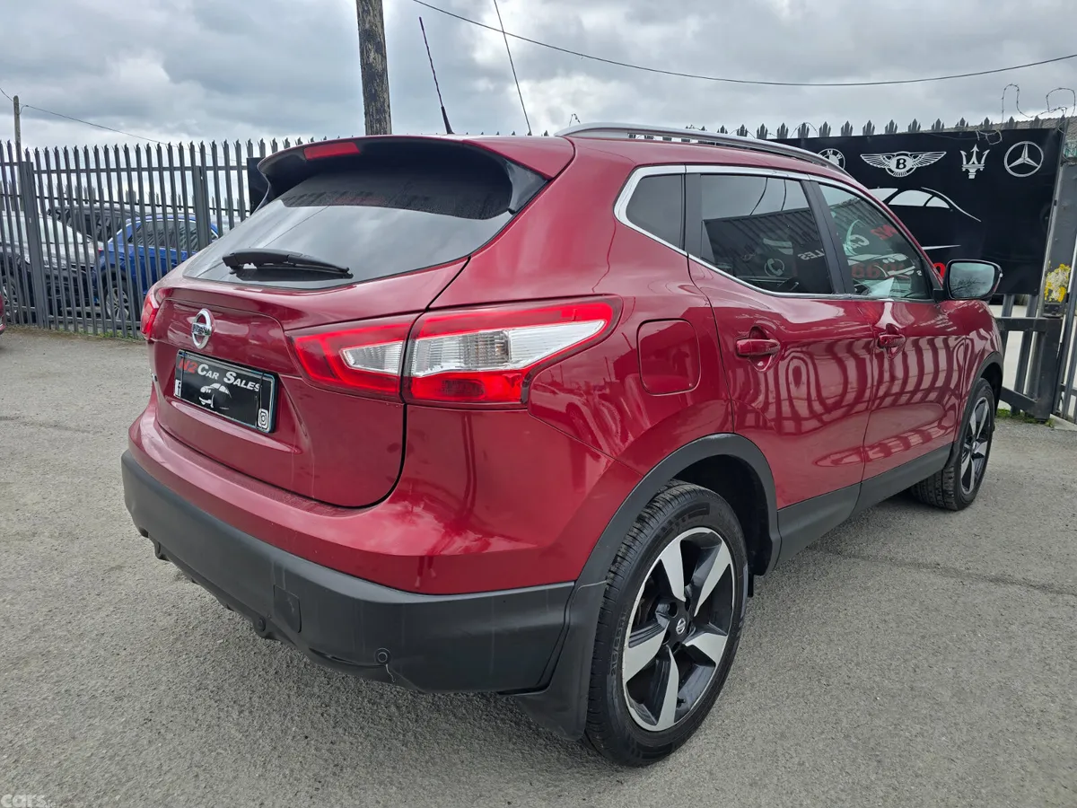 Nissan Qashqai SUV, Diesel, 2017, Red