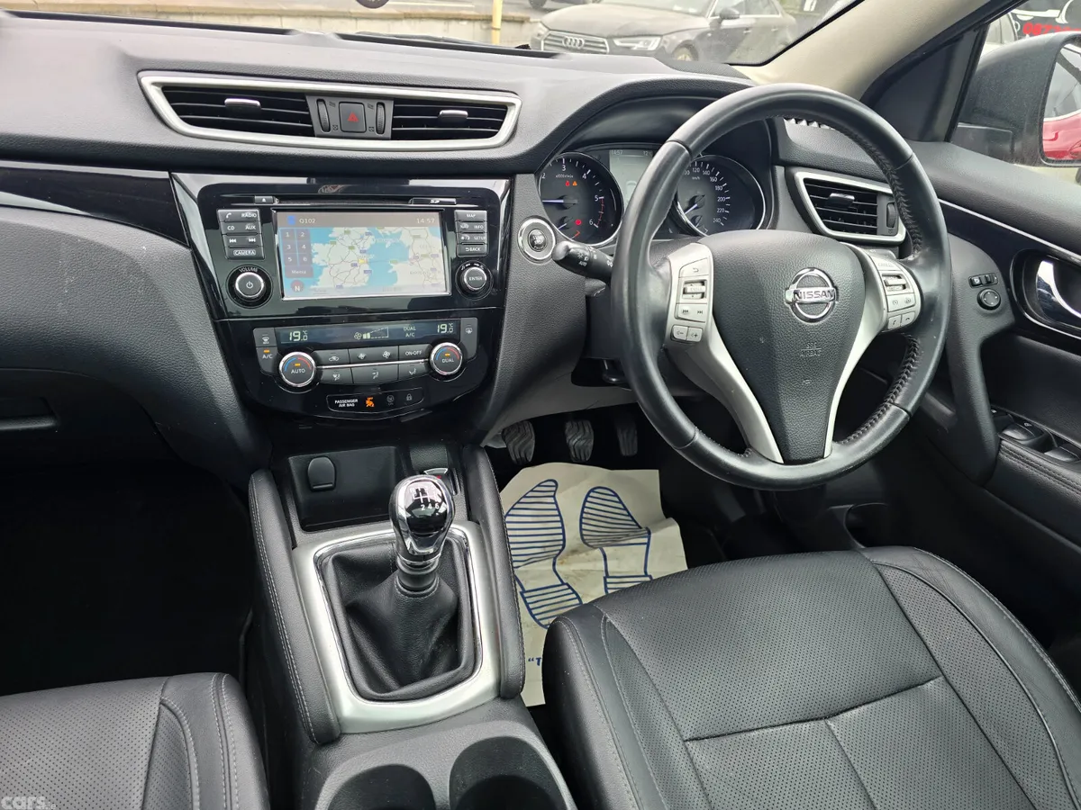 Nissan Qashqai SUV, Diesel, 2017, Red