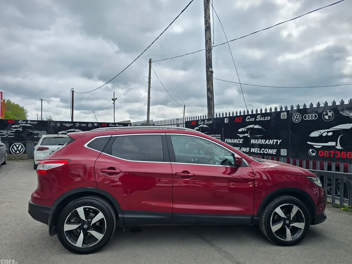 Nissan Qashqai SUV, Diesel, 2017, Red
