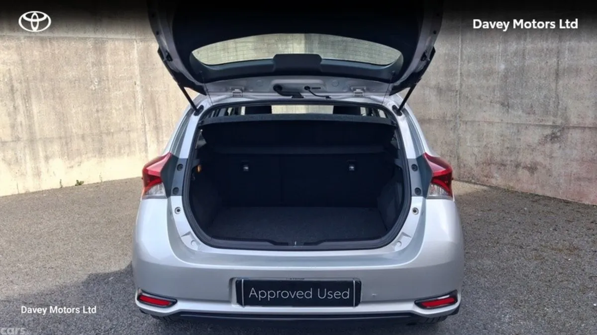 Toyota Auris Hatchback, Petrol, 2016, Silver