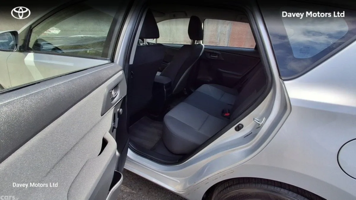 Toyota Auris Hatchback, Petrol, 2016, Silver
