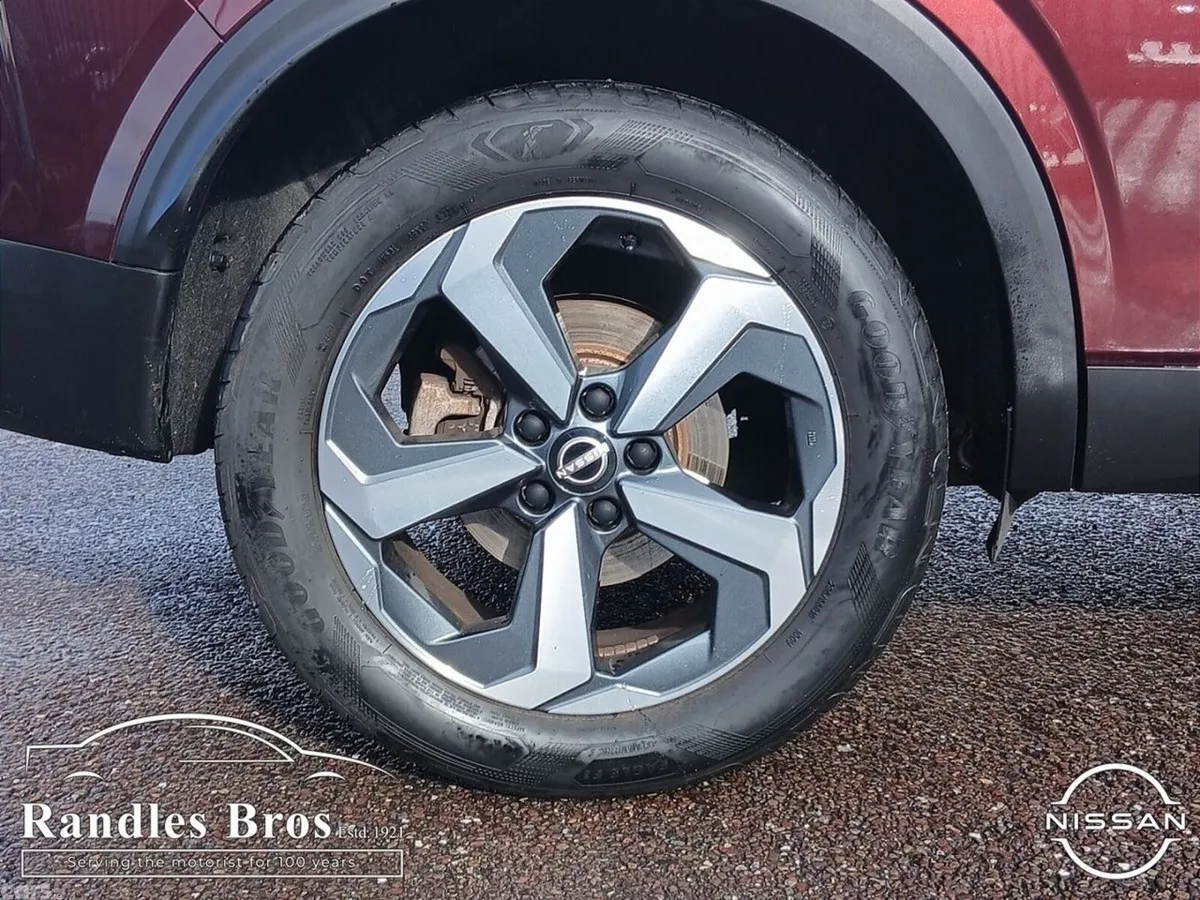Nissan Qashqai MPV, Petrol Hybrid, 2023, Red