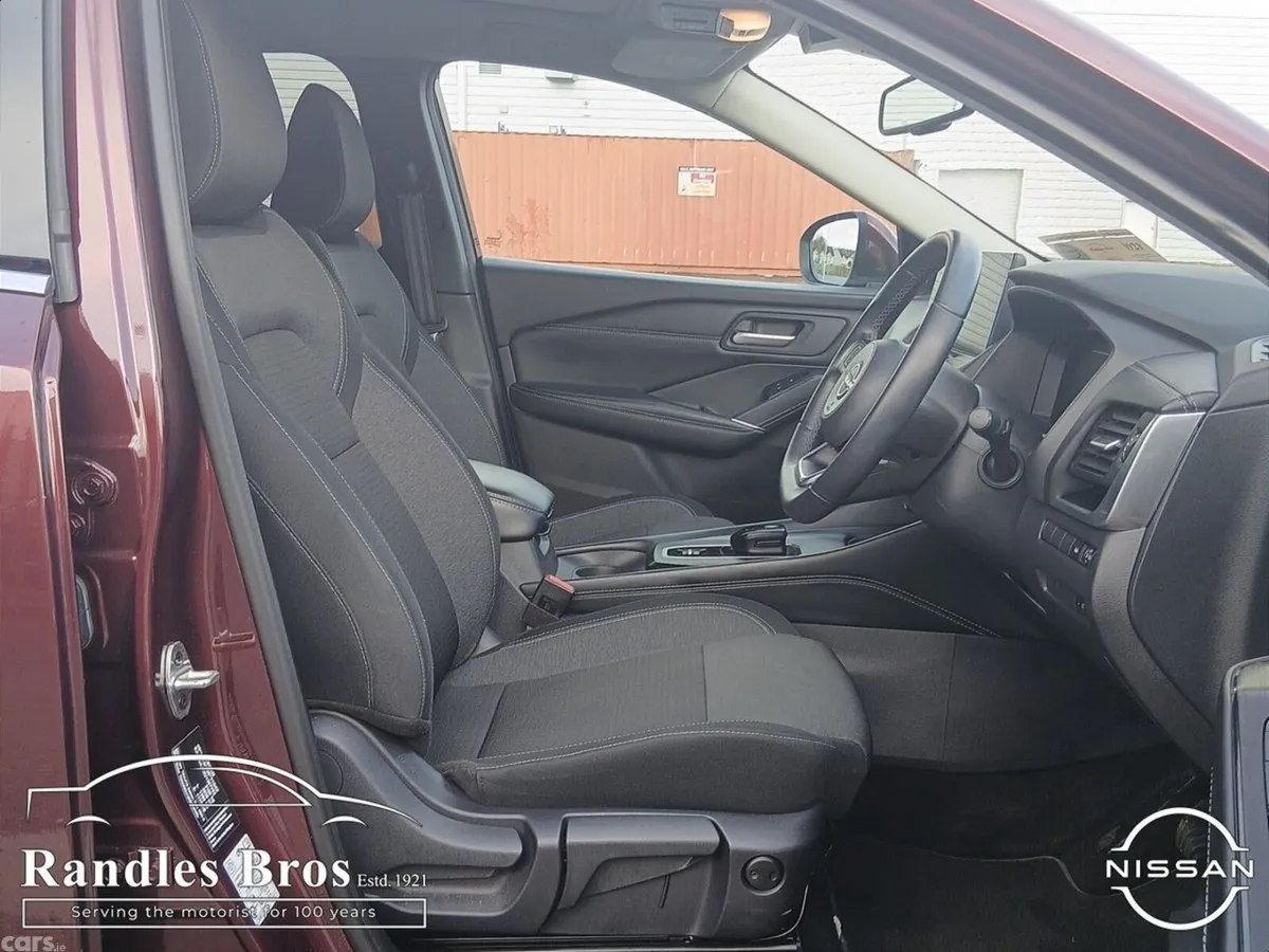 Nissan Qashqai MPV, Petrol Hybrid, 2023, Red