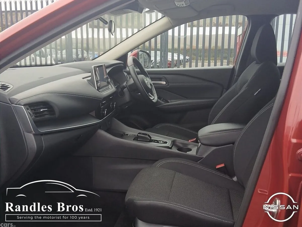 Nissan Qashqai MPV, Petrol, 2024, Red