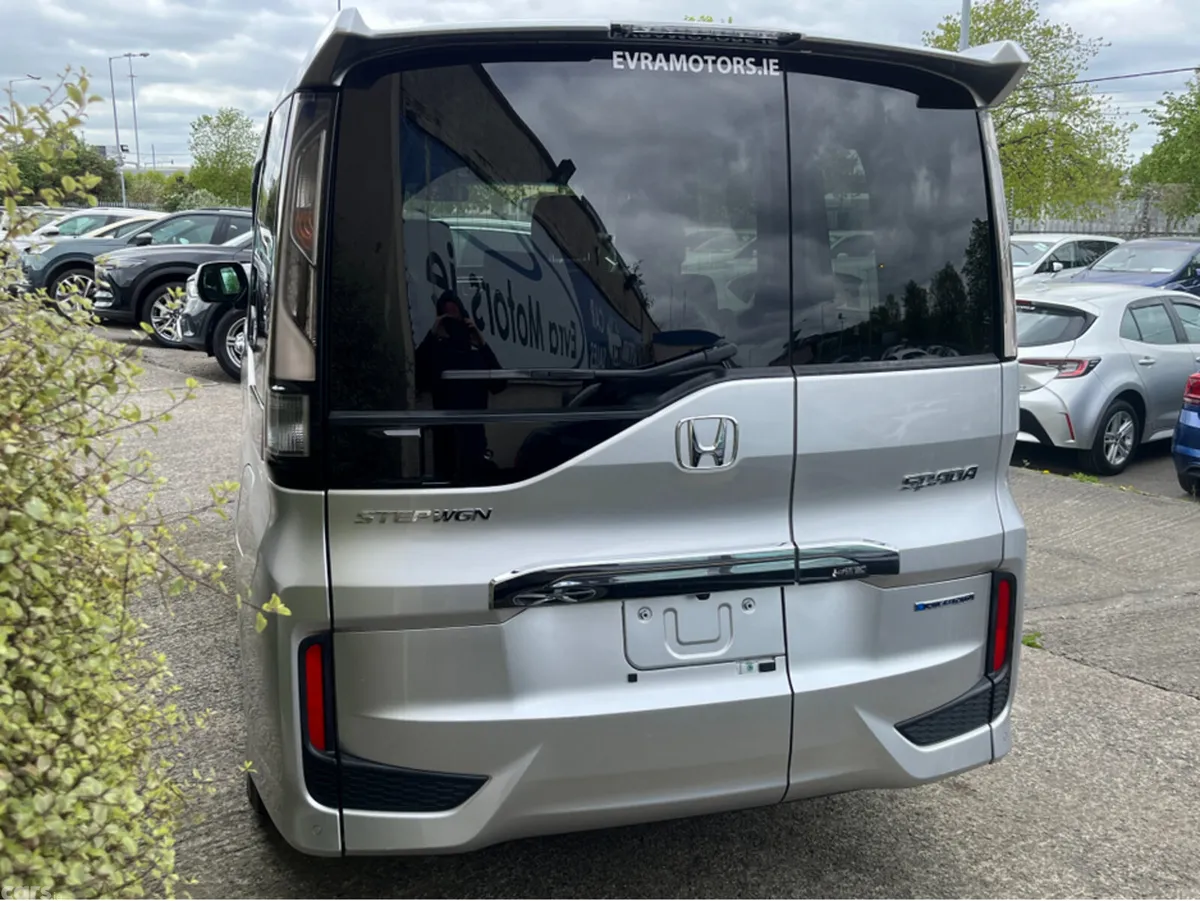 Honda Stepwagon MPV, Petrol Hybrid, 2019, Silver