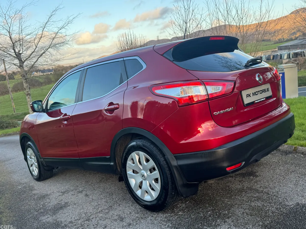 Nissan Qashqai Hatchback, Diesel, 2015, Red