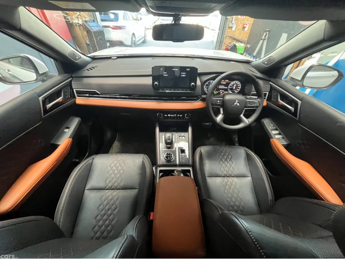 Mitsubishi Outlander SUV, Petrol Plug-in Hybrid, 2023, White