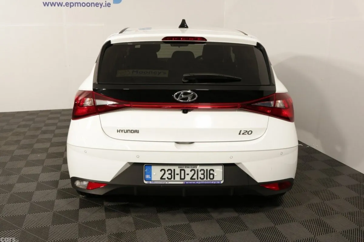 Hyundai i20 Hatchback, Petrol, 2023, White