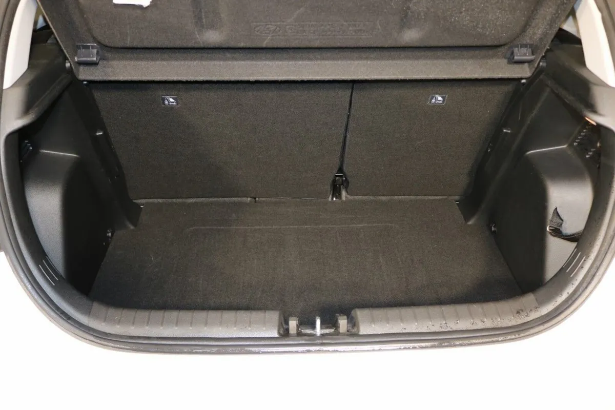 Hyundai i20 Hatchback, Petrol, 2023, White