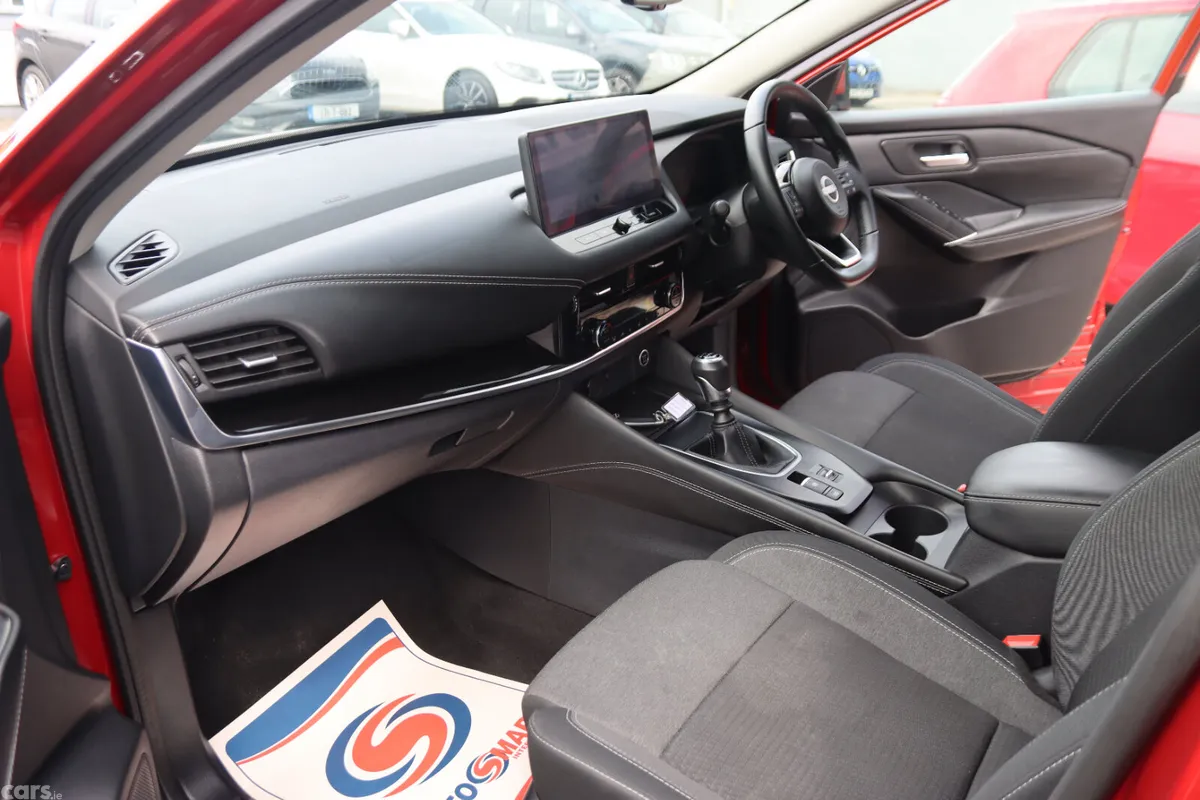 Nissan Qashqai MPV, Petrol, 2023, Red