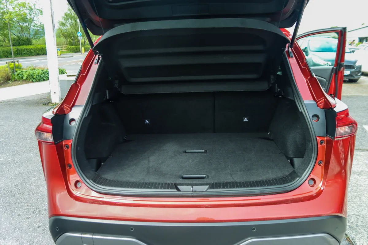 Nissan Qashqai MPV, Petrol, 2023, Red