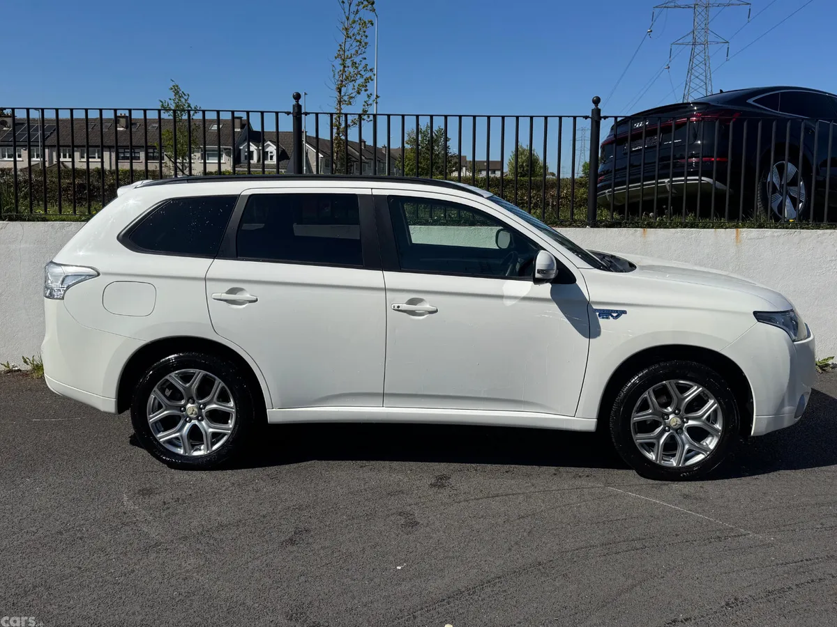 Mitsubishi Outlander SUV, Petrol Plug-in Hybrid, 2015, White