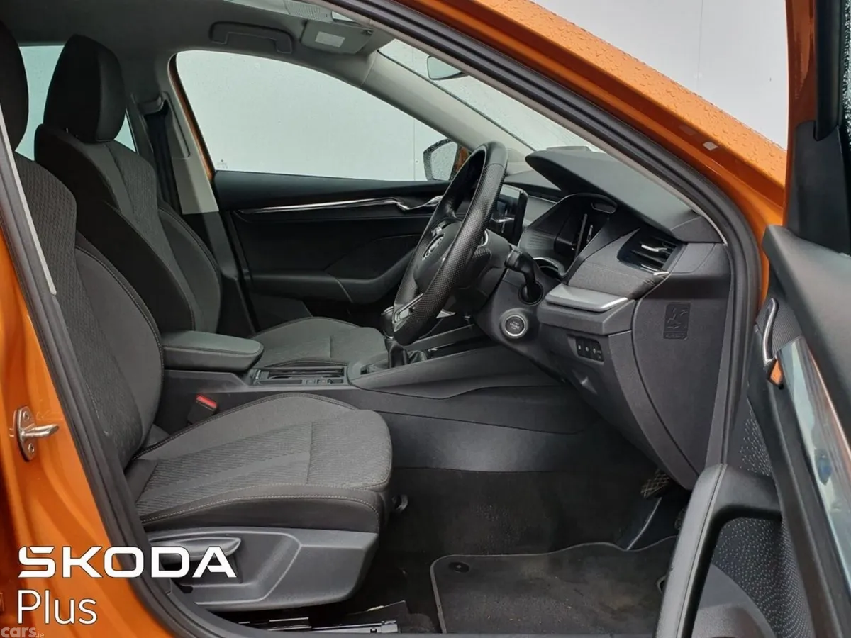 Skoda Octavia Saloon, Petrol, 2023, Orange