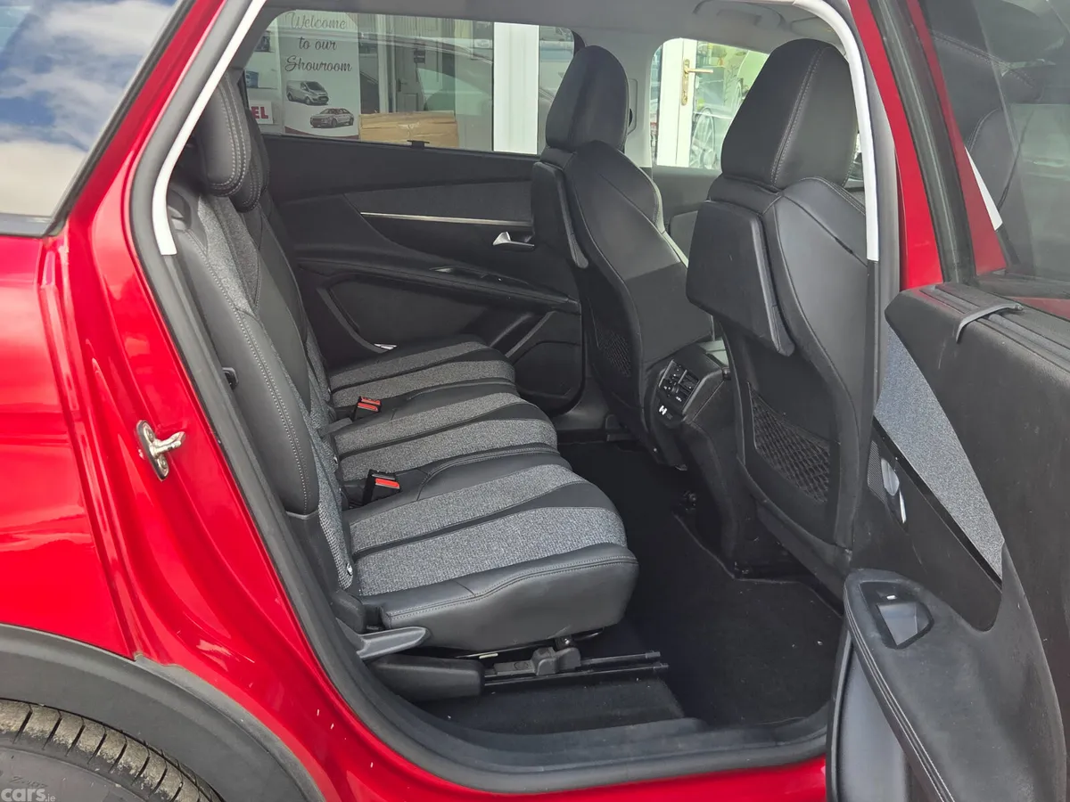 Peugeot 5008 MPV, Diesel, 2020, Red