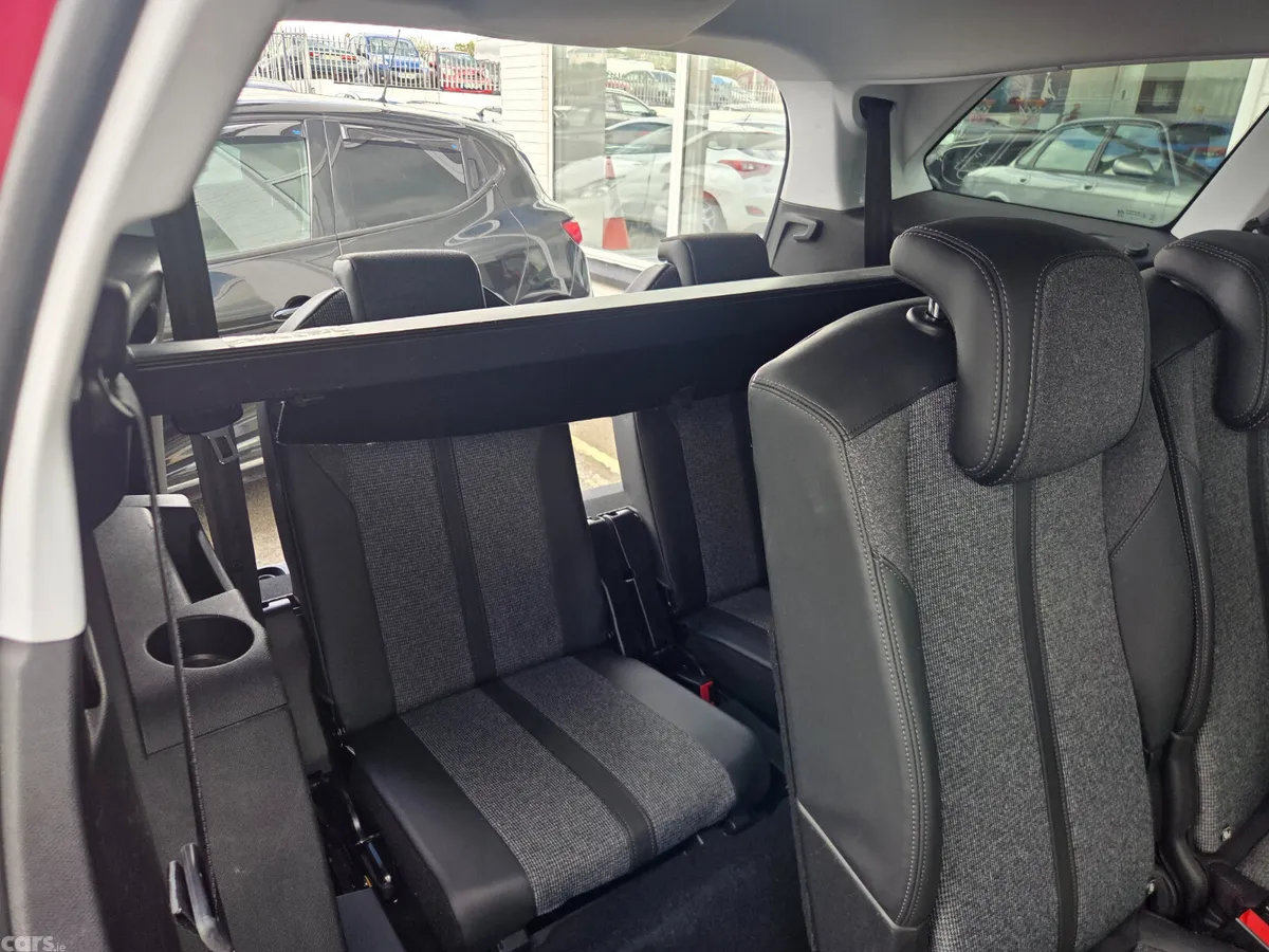 Peugeot 5008 MPV, Diesel, 2020, Red