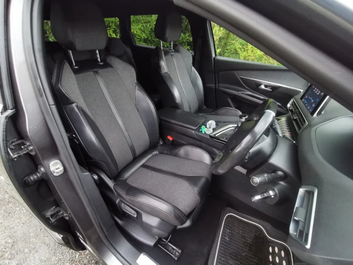 Peugeot 5008 MPV, Diesel, 2018, Black