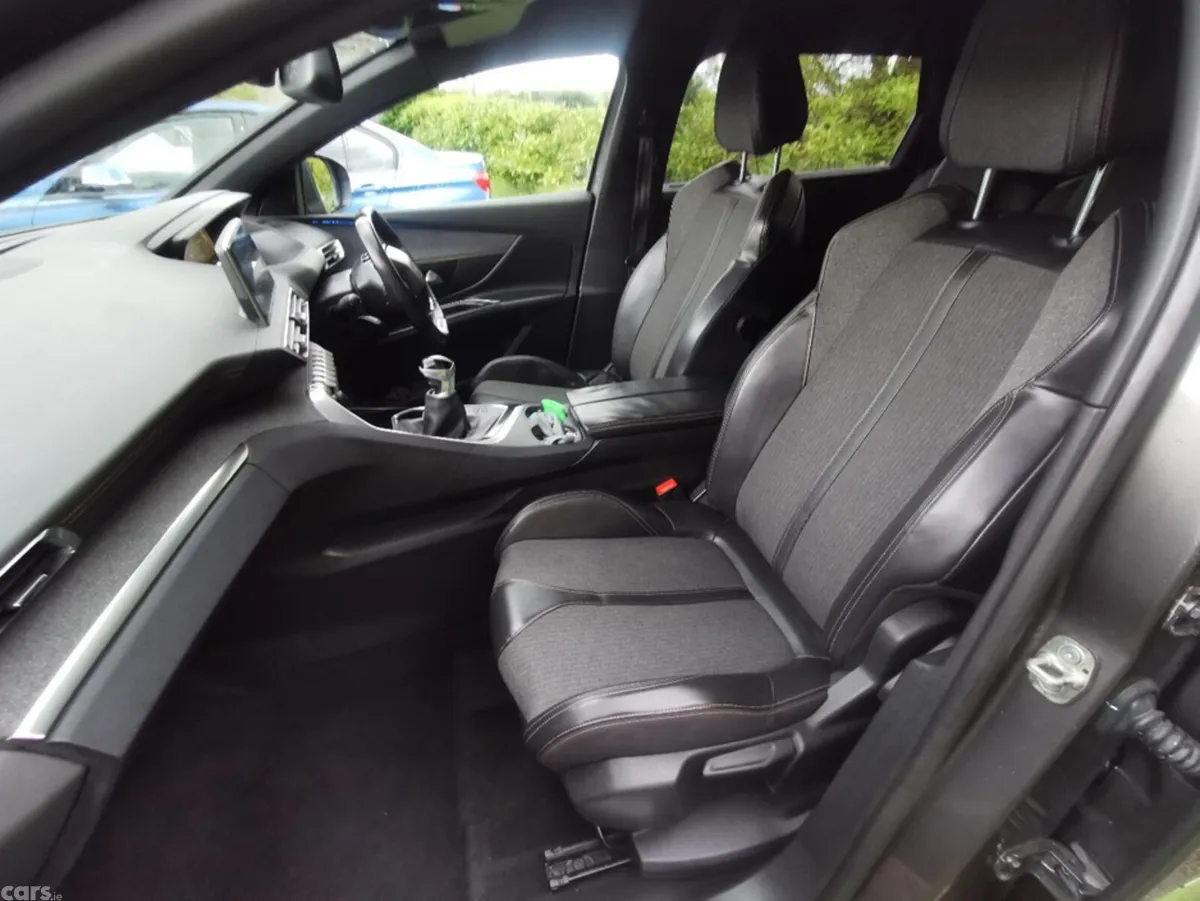 Peugeot 5008 MPV, Diesel, 2018, Black