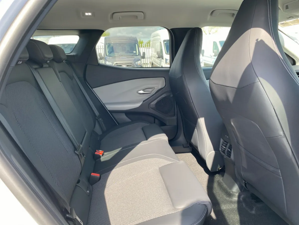 Ford Explorer MPV, Electric, 2026, White