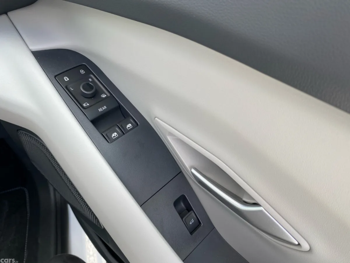 Ford Explorer MPV, Electric, 2026, White