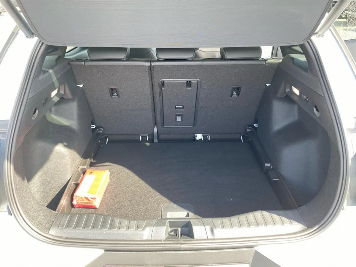 Ford Explorer MPV, Electric, 2026, White
