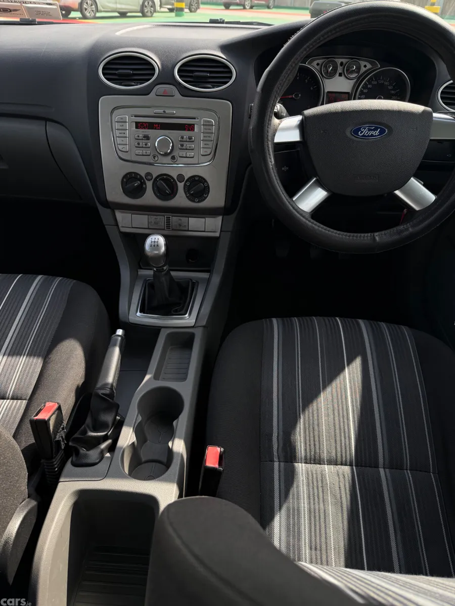 Ford Focus Saloon, Petrol, 2009, Silver