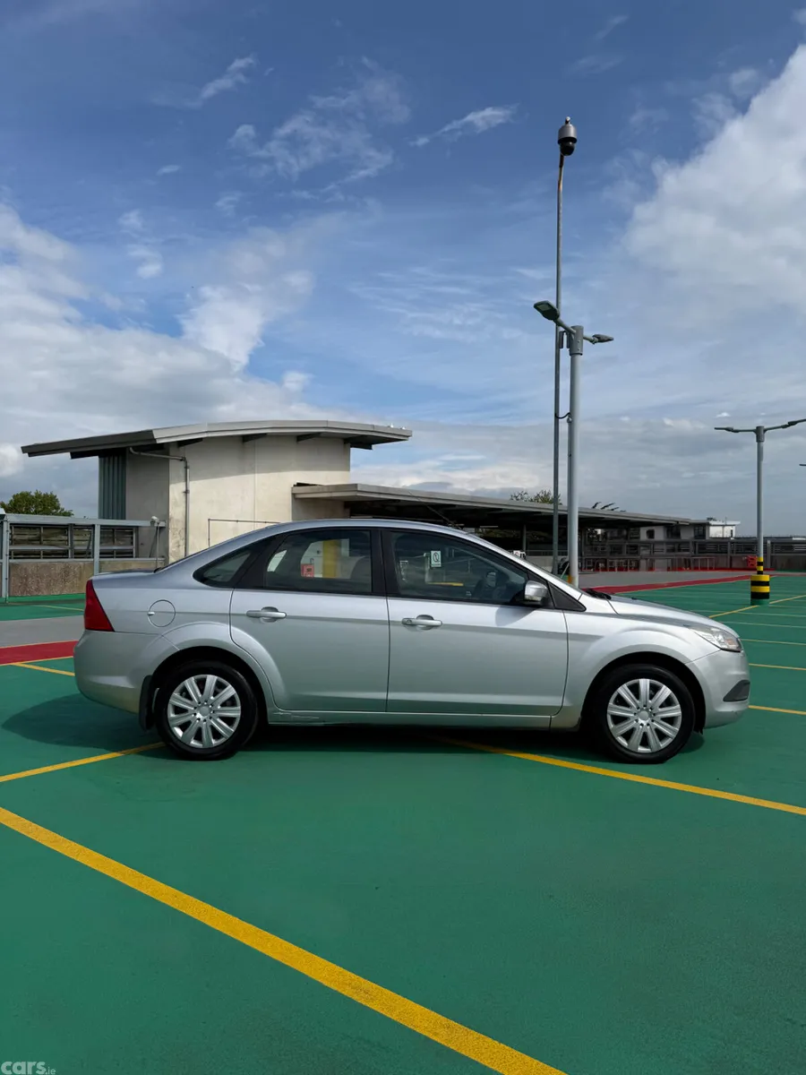 Ford Focus Saloon, Petrol, 2009, Silver