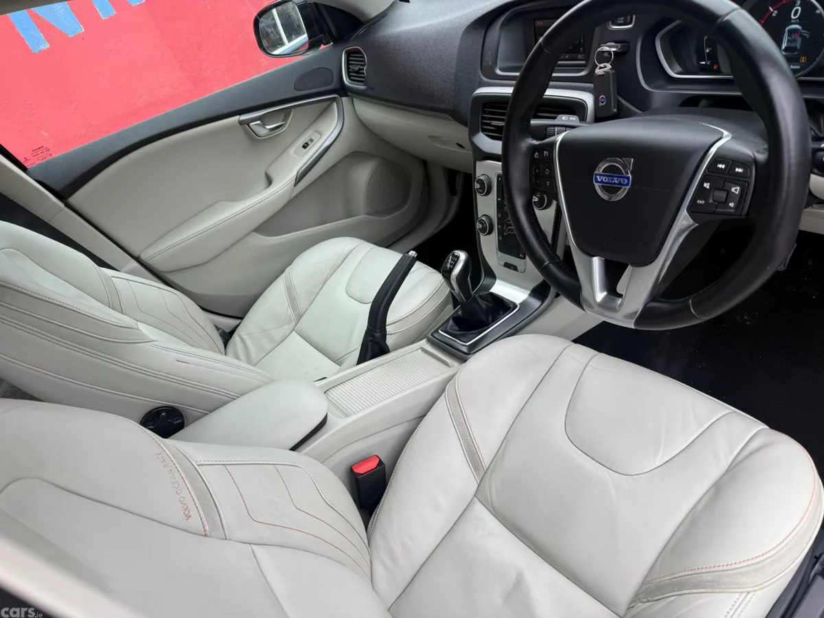 Volvo V40 Hatchback, Diesel, 2014, Black