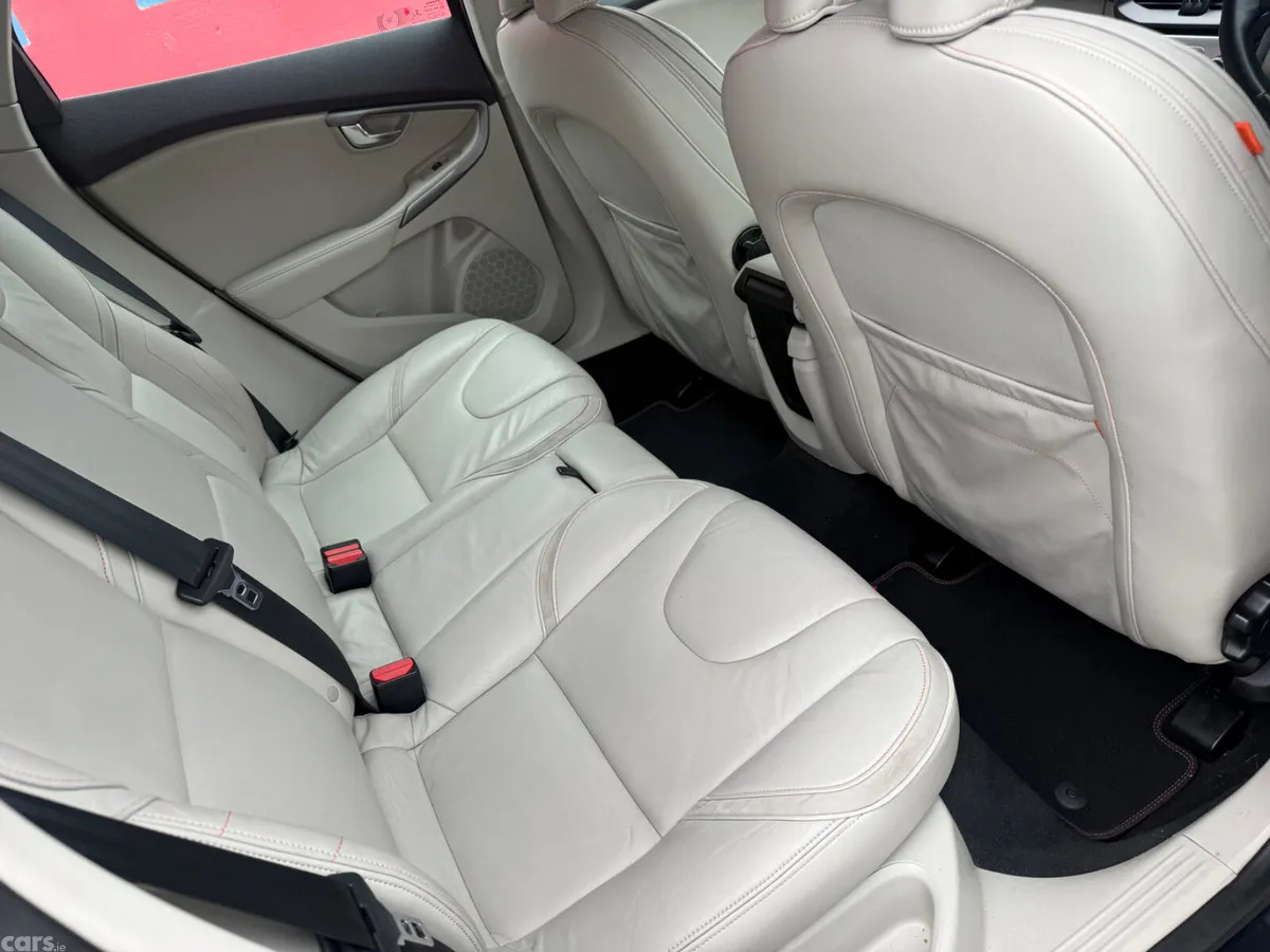 Volvo V40 Hatchback, Diesel, 2014, Black