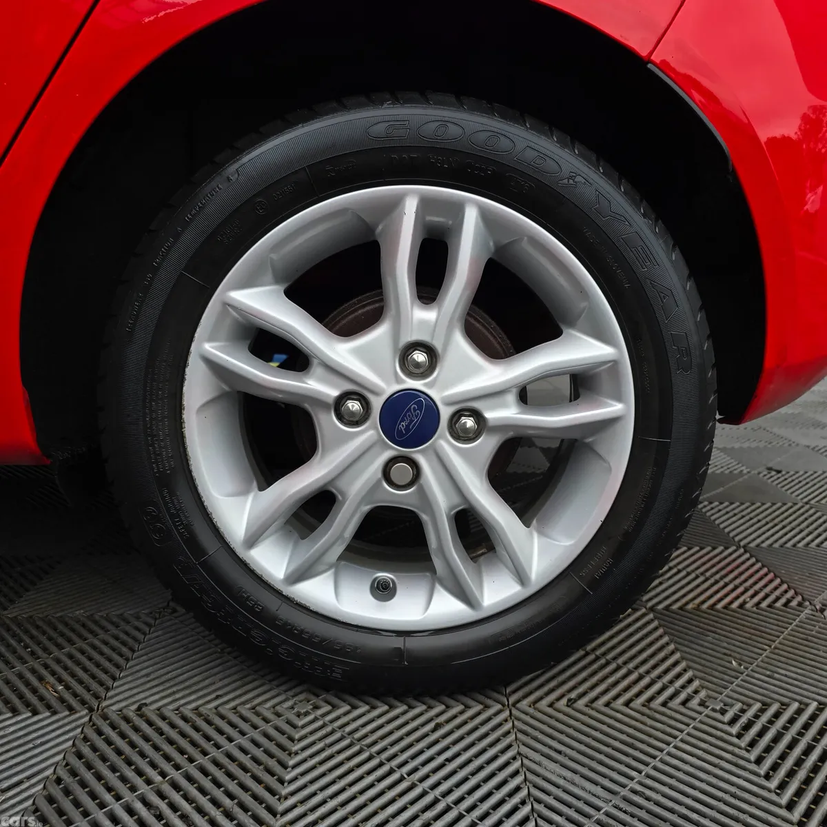 Ford Fiesta Hatchback, Petrol, 2017, Red