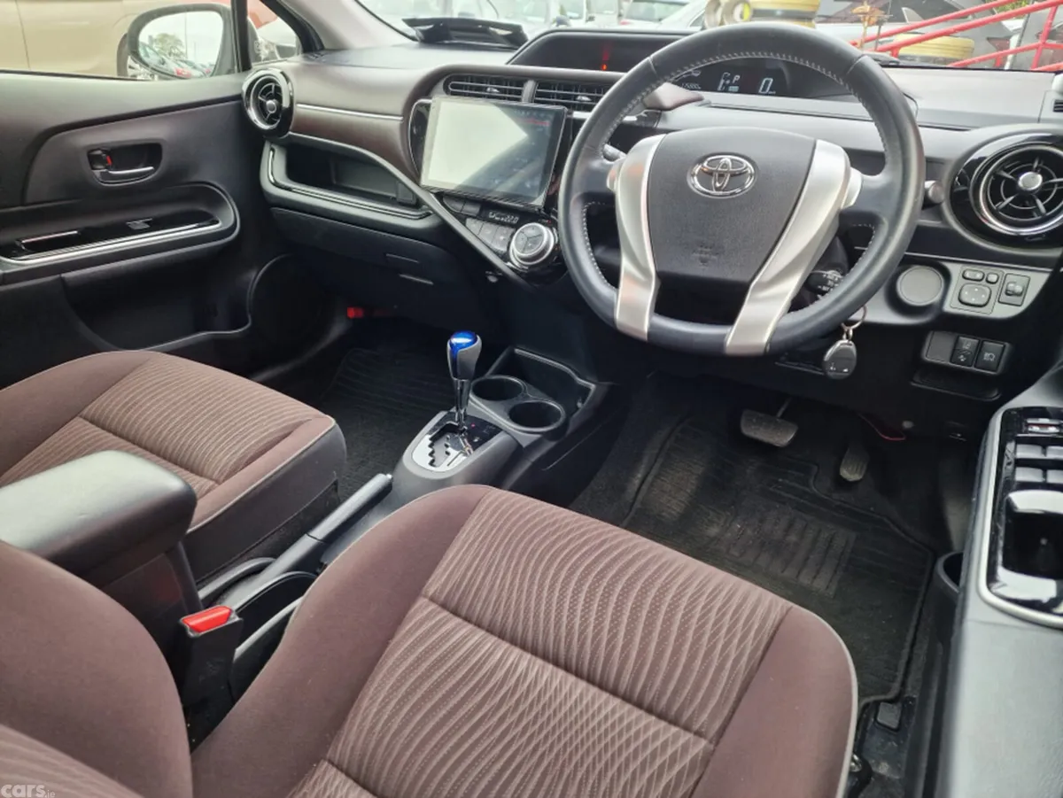 Toyota Aqua Hatchback, Petrol Hybrid, 2017, White