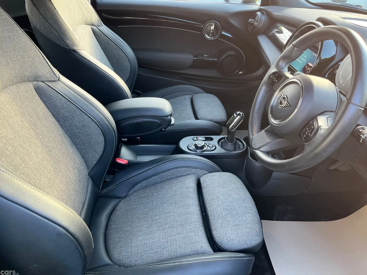 Mini Electric Hatchback, Electric, 2022, Black