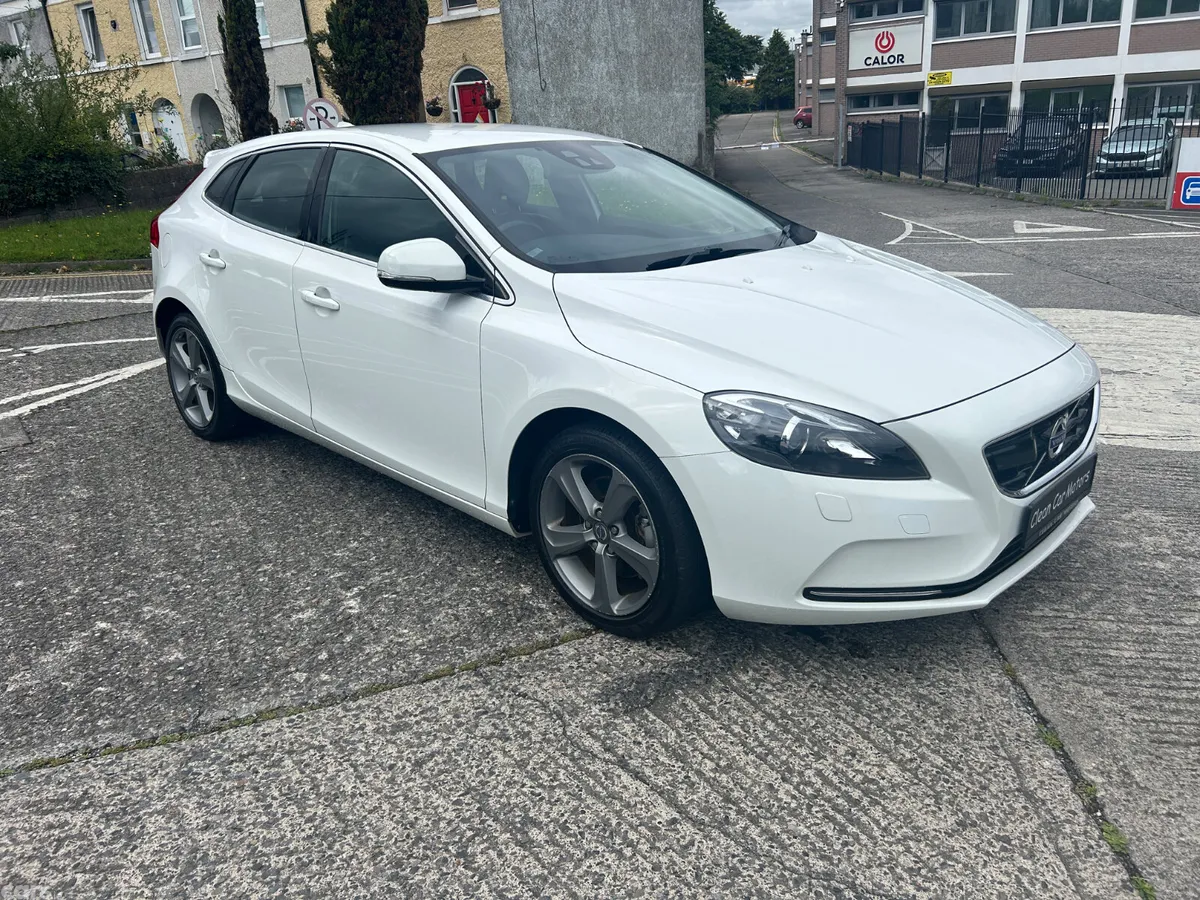 Volvo V40 Hatchback, Petrol, 2015, White
