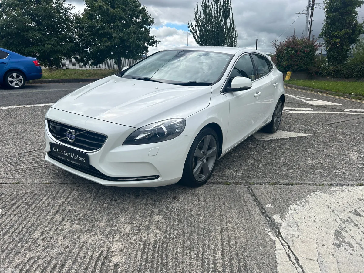 Volvo V40 Hatchback, Petrol, 2015, White