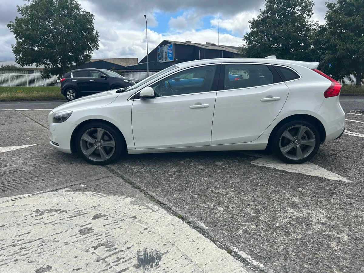 Volvo V40 Hatchback, Petrol, 2015, White