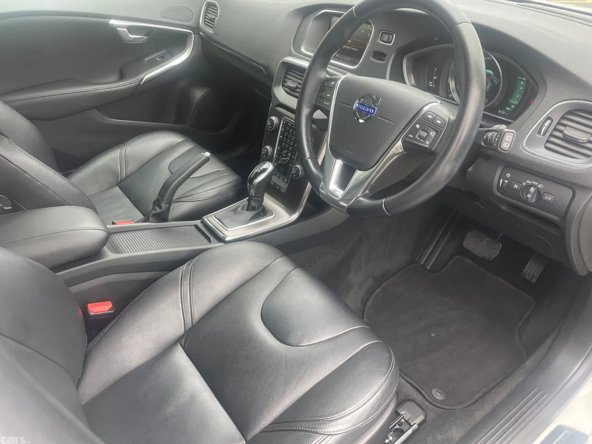 Volvo V40 Hatchback, Petrol, 2015, White