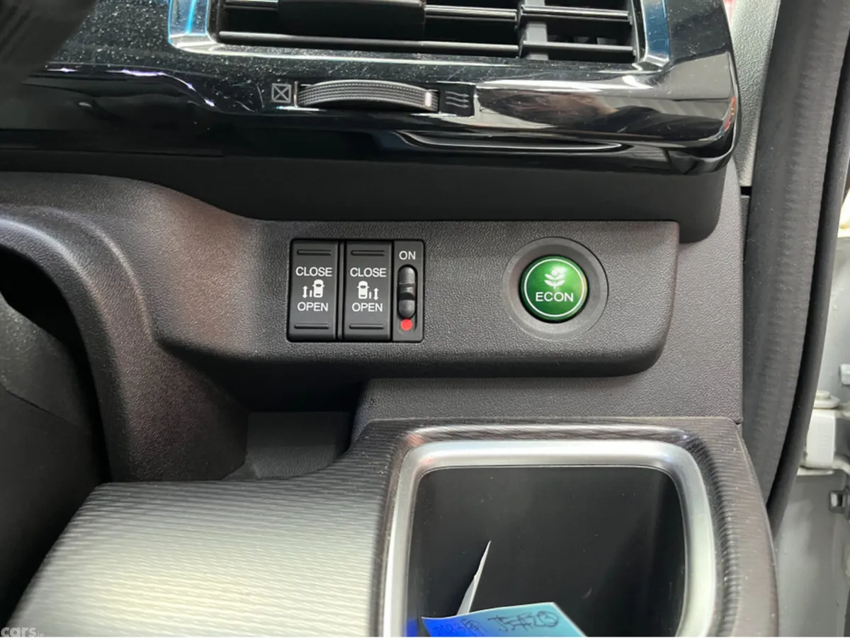 Honda Stepwagon MPV, Petrol Hybrid, 2021, White