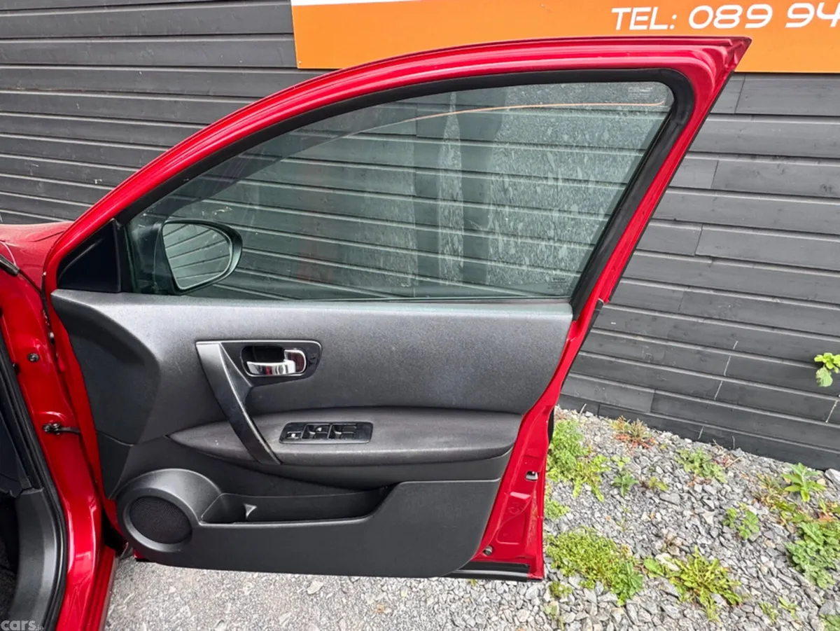 Nissan Qashqai SUV, Diesel, 2012, Red