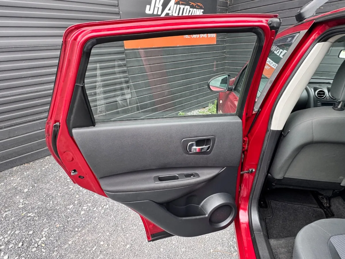 Nissan Qashqai SUV, Diesel, 2012, Red