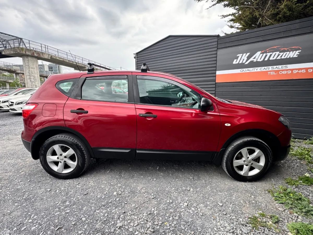 Nissan Qashqai SUV, Diesel, 2012, Red